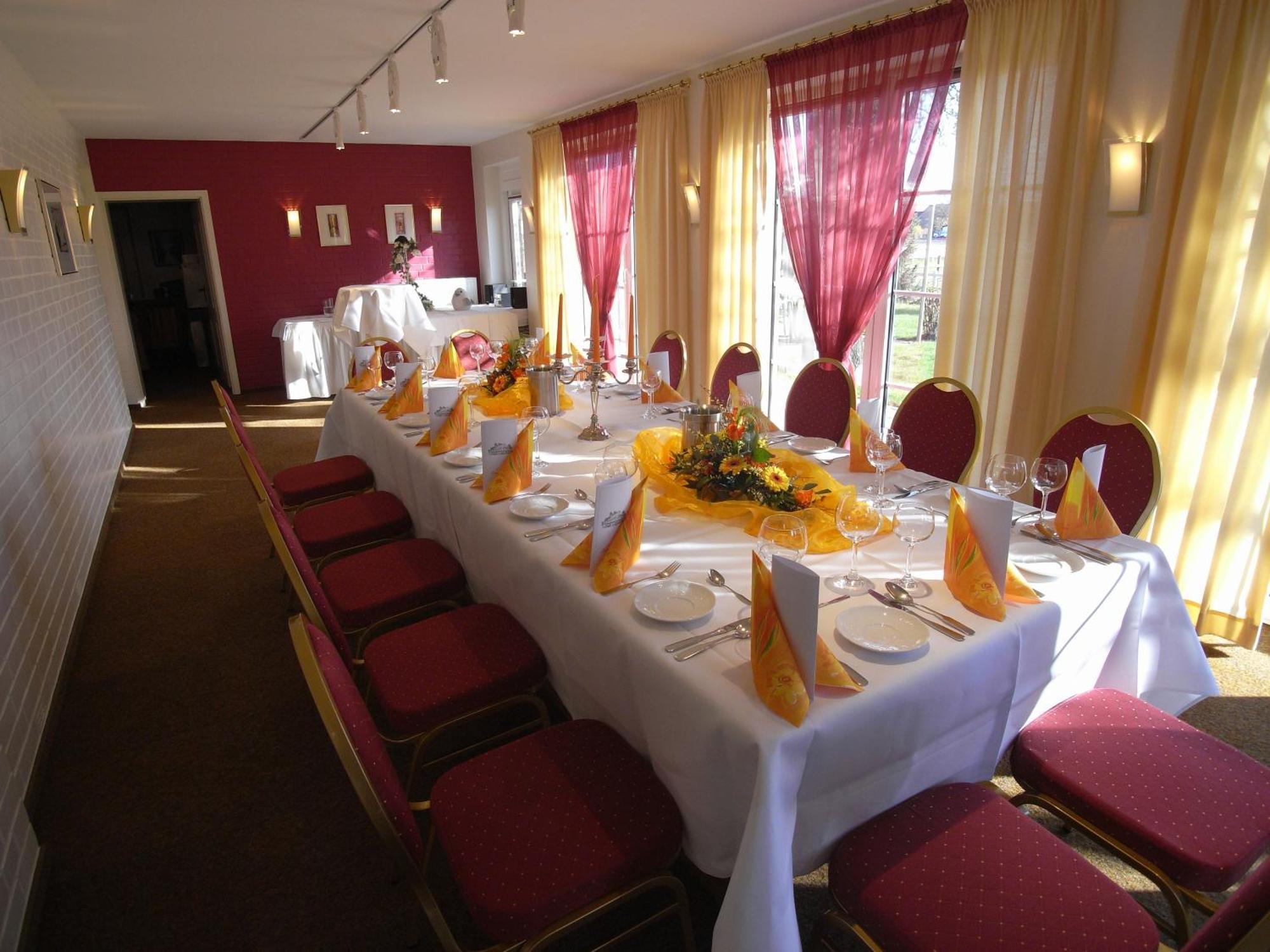 Land-Gut-Hotel Restaurant Kreuz Meyer Stuhr Exterior photo
