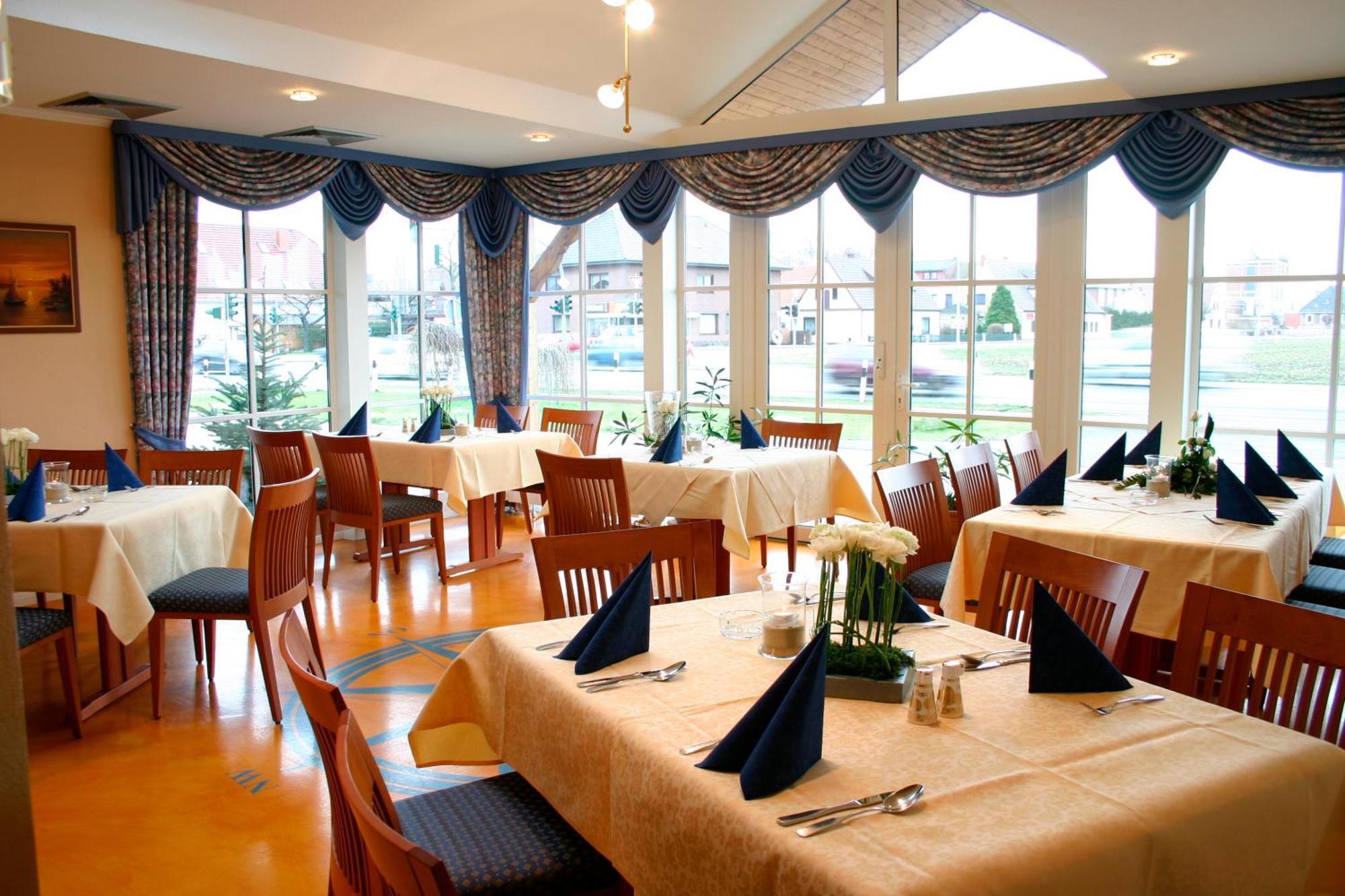 Land-Gut-Hotel Restaurant Kreuz Meyer Stuhr Exterior photo